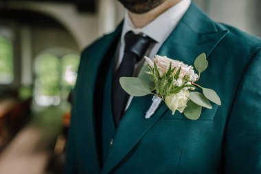 Zarif bir erkek takımının ayrıntıları.