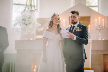 Çiftler düğün günlerinde yemin ederler.