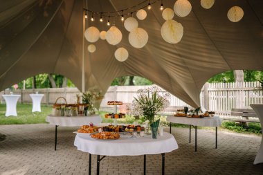 Enfes düğün resepsiyonu tatlı masası çeşitli tatlılar, kekler, meyveler ve turtalar.