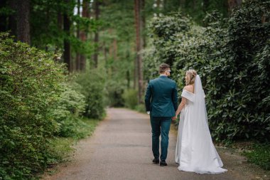 Gelin ve damat orkide bahçesinde