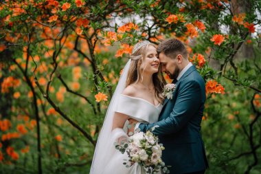 Gelin ve damat orkide bahçesinde