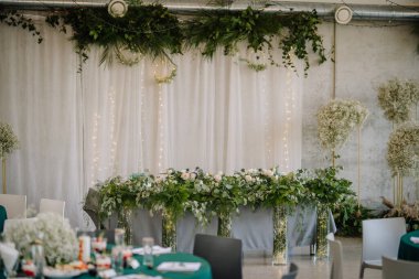 Çiçekli bir düğün masası dekoru.