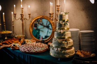 Düğün pastası ve tatlı masası.