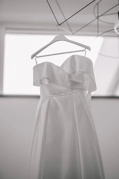 Nahaufnahme Von Weißen Hochzeitskleid Auf Benutzerdefinierten Weißen Kleiderbügel — Stockfoto