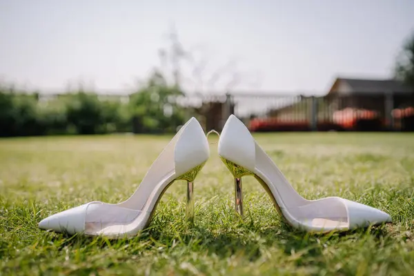 Erstaunlicher Verlobungsring Zwischen Den Hochzeitsschuhen Der Braut Aus Nächster Nähe — Stockfoto