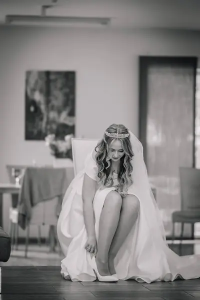 Невеста Девушка Молодая Женщина Красивом Элегантном Современном Стильном Свадебном Платье — стоковое фото