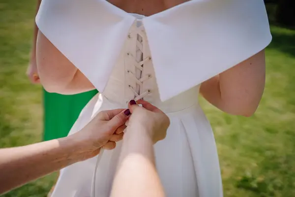 Die Braut Wird Anmutig Ihr Brautkleidkorsett Geschnürt Mit Blick Von — Stockfoto