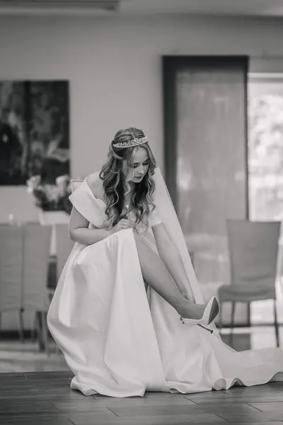 Невеста Девушка Молодая Женщина Красивом Элегантном Современном Стильном Свадебном Платье — стоковое фото