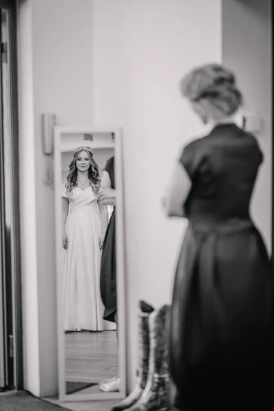 Дочь Примеряет Платье Перед Зеркалом Мать Смотрит — стоковое фото