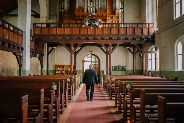 Pastor Gracefully Walks Church Majestic Organ Background Creating Scene Serene — Stock Photo, Image