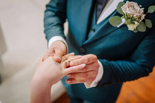 Κοντινό Πλάνο Της Νύφης Και Του Γαμπρού Βάζοντας Δαχτυλίδι Στο — Φωτογραφία Αρχείου