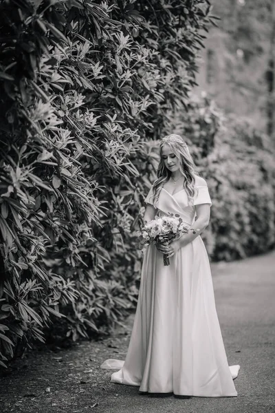 Красивая Невеста Длинным Платьем Стоит Природе Зелени Большим Букетом Свадебный — стоковое фото