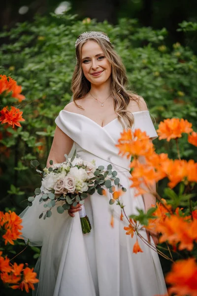 Πορτρέτο Μιας Νύφης Ανάμεσα Πορτοκαλί Λουλούδια — Φωτογραφία Αρχείου