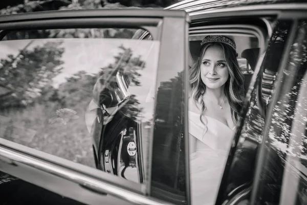 Счастливая Невеста Сидит Заднем Сиденье Черной Машины Отражение Жениха Стекле — стоковое фото