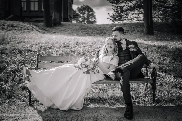 Sposo Sposo Seduti Insieme Una Panchina Nel Parco — Foto Stock