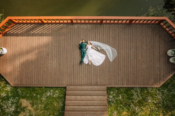 Наречений Наречений Лежать Дріб Язковому Березі Озера Весільна Пара Щаслива — стокове фото
