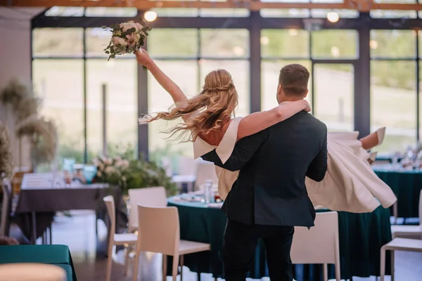 Sposo Porta Sposa Tra Braccia Nella Sala Delle Celebrazioni — Foto Stock
