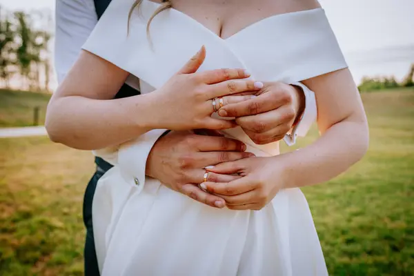 Happy Diverse Bruid Bruidegom Tonen Ringen Aan Camera Outdoor Bruiloft — Stockfoto