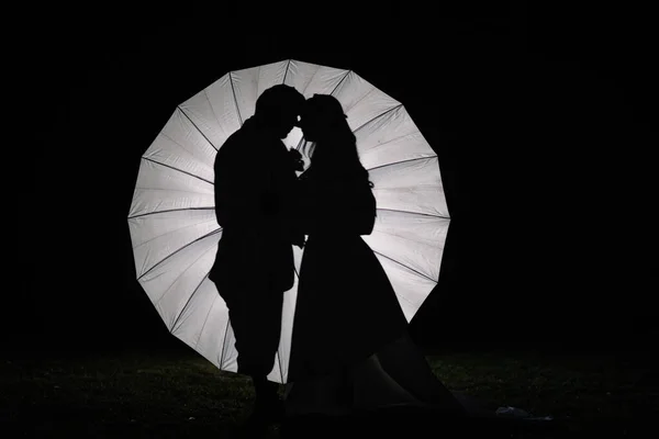 Ночная Фотография Силуэты Жениха Невесты Видны Зонтике — стоковое фото