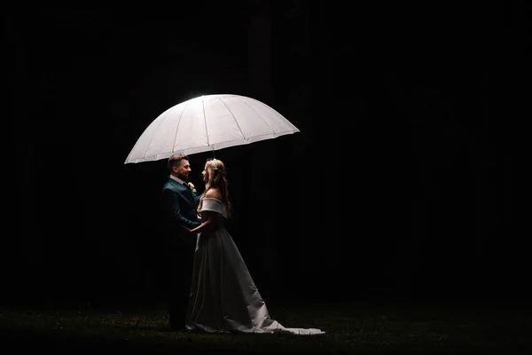 Yeni Evliler Gece Beyaz Bir Şemsiye Altında Güzel Fotoğraf — Stok fotoğraf