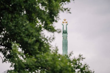 Riga, Letonya. Özgürlük Meydanı 'ndaki ünlü Anıt Özgürlük Anıtı' nın Ayrıntılarını Kapat 