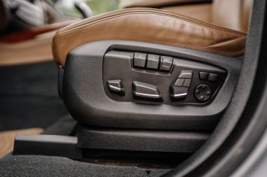 bmw x5 modern SUV iç mimari deri koltuk multimedya ve gösterge paneli