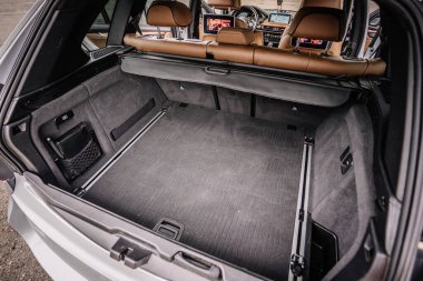 bmw x5 modern SUV iç mimari deri koltuk multimedya ve gösterge paneli