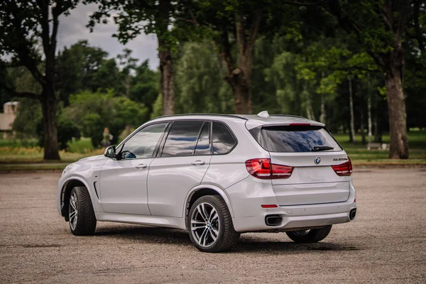 Białe Bmw Parkingu — Zdjęcie stockowe