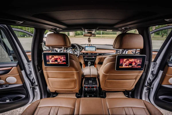 Bmw Nowoczesny Samochód Dostawczy Wnętrze Skórzanym Panelem Siedzenia Multimedia Deska — Zdjęcie stockowe