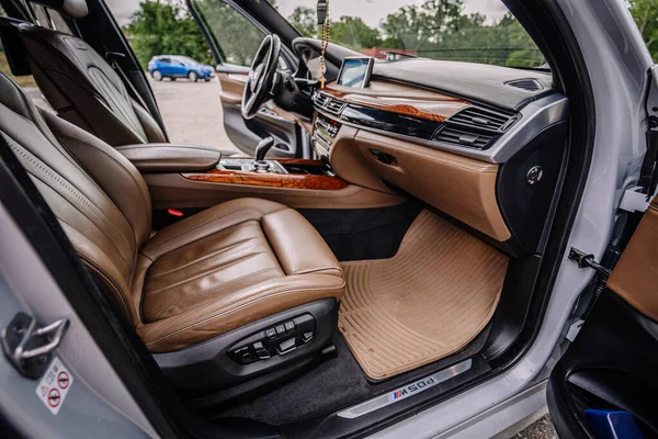 Bmw Moderno Suv Carro Interior Com Painel Couro Assento Multimídia — Fotografia de Stock
