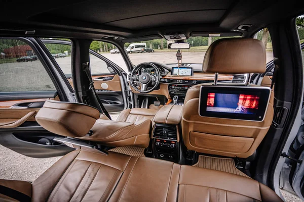 Bmw Moderno Suv Carro Interior Com Painel Couro Assento Multimídia — Fotografia de Stock