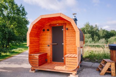 Ormanda küçük bir otel saunası yuvarlak ahşap sauna, seyyar banyo ahşap fıçı şeklinde. SPA, sakin ol.