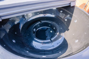 Yukarıdan siyah jakuzi atışı