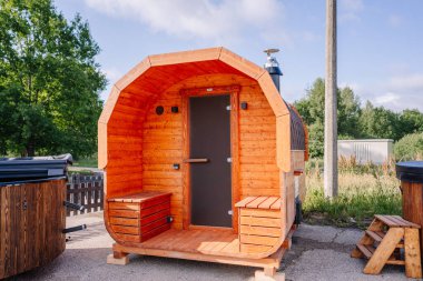 Ormanda küçük bir otel saunası yuvarlak ahşap sauna, seyyar banyo ahşap fıçı şeklinde. SPA, sakin ol.