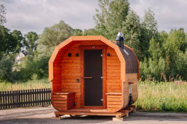Ormanda küçük bir otel saunası yuvarlak ahşap sauna, seyyar banyo ahşap fıçı şeklinde. SPA, sakin ol.
