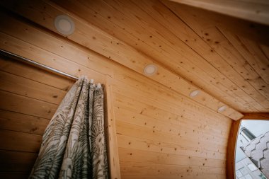 Ahşaptan yapılmış bir igloo saunası, iç tasarım.