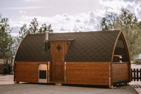 Güneşli yaz havasında esmer igloo saunası