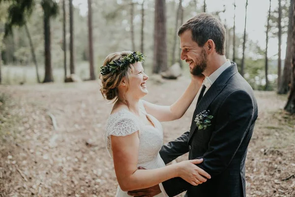 Sposi Guardano Matrimonio Tempo Soleggiato Una Pineta — Foto Stock