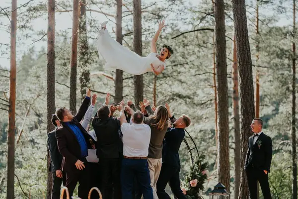 Männer Werfen Braut Auf Stilvolle Hochzeitsfeier Die Pfleger Haben Spaß — Stockfoto