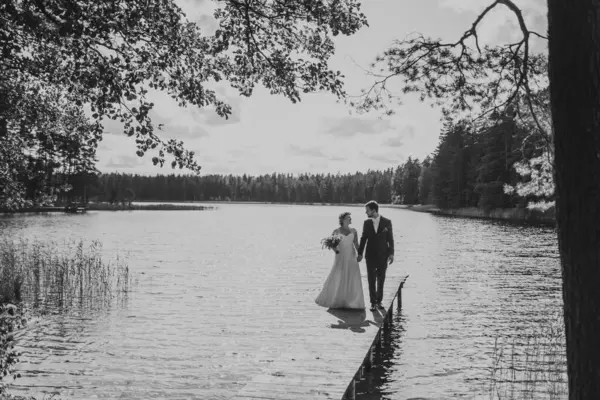 Pasgetrouwden Een Bruiloft Aan Oever Van Een Meer Een Promenade — Stockfoto