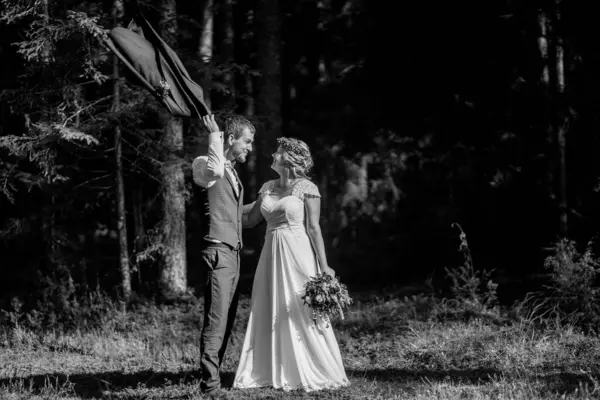 Hochzeitsfoto Schwarzweiß Bräutigam Wirft Jacke Über Die Schulter Und Blickt — Stockfoto