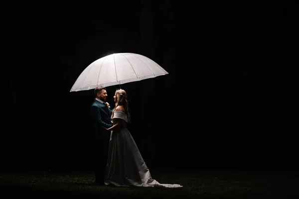 Gece Fotoğrafı Yeni Evliler Hafif Bir Şemsiye Altında — Stok fotoğraf