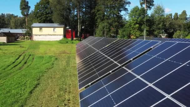 Крупный План Современной Фотоэлектрической Солнечной Батареи Ряды Устойчивой Энергии Солнечных — стоковое видео