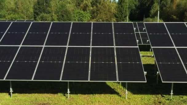 Крупный План Современной Фотоэлектрической Солнечной Батареи Ряды Устойчивой Энергии Солнечных — стоковое видео