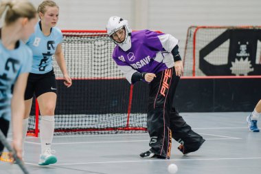 Valmiera, Letonya - 8 Ekim 2023 - İki kadın zemin topu takımı kapalı alanda birbirlerine karşı oynuyorlar