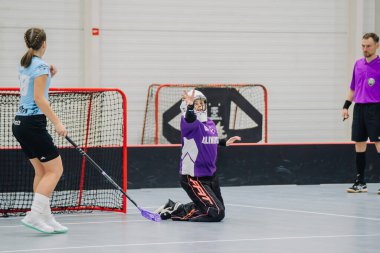 Valmiera, Letonya - 8 Ekim 2023 - İki kadın zemin topu takımı kapalı alanda birbirlerine karşı oynuyorlar