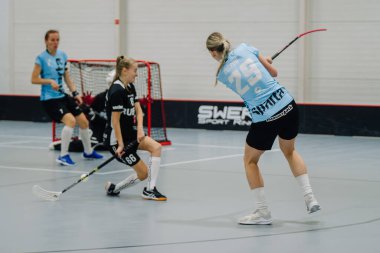 Valmiera, Letonya - 8 Ekim 2023 - İki kadın zemin topu takımı kapalı alanda birbirlerine karşı oynuyorlar