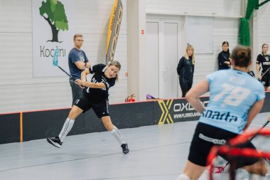 Valmiera, Letonya - 8 Ekim 2023 - İki kadın zemin topu takımı kapalı alanda birbirlerine karşı oynuyorlar