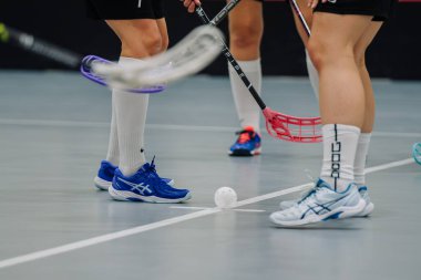 Valmiera, Letonya - 8 Ekim 2023 - İki kadın zemin topu takımı kapalı alanda birbirlerine karşı oynuyorlar