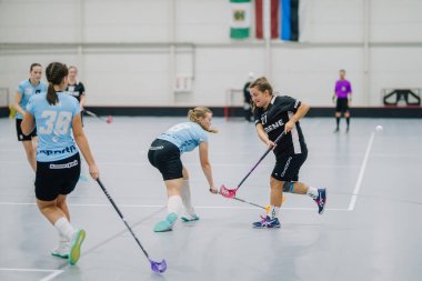 Valmiera, Letonya - 8 Ekim 2023 - İki kadın zemin topu takımı kapalı alanda birbirlerine karşı oynuyorlar